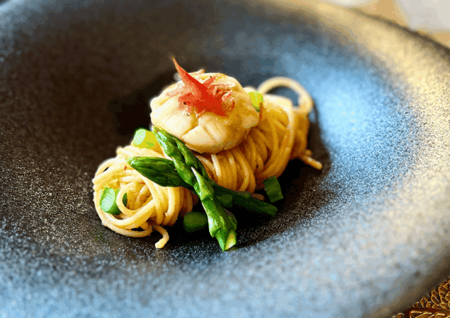 タイ料理をパスタに仕立てたランチメニューも