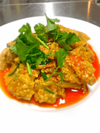 殻ごと食べられる「ソフトシェルクラブカレー炒め」