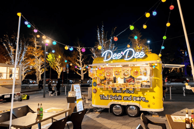 店舗に行かなくても各地で本場の味を楽しめる【DeeDeeタイキッチンカー】