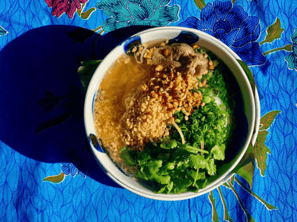 汁そばと日替わりメインの「スパイシーセット」