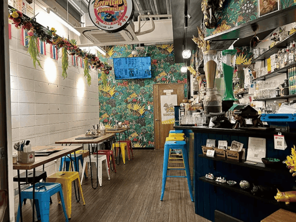 隠れ家のようなアットホームな店内